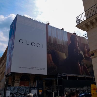 GUCCI Bâche publicitaire sur monument street, marketing